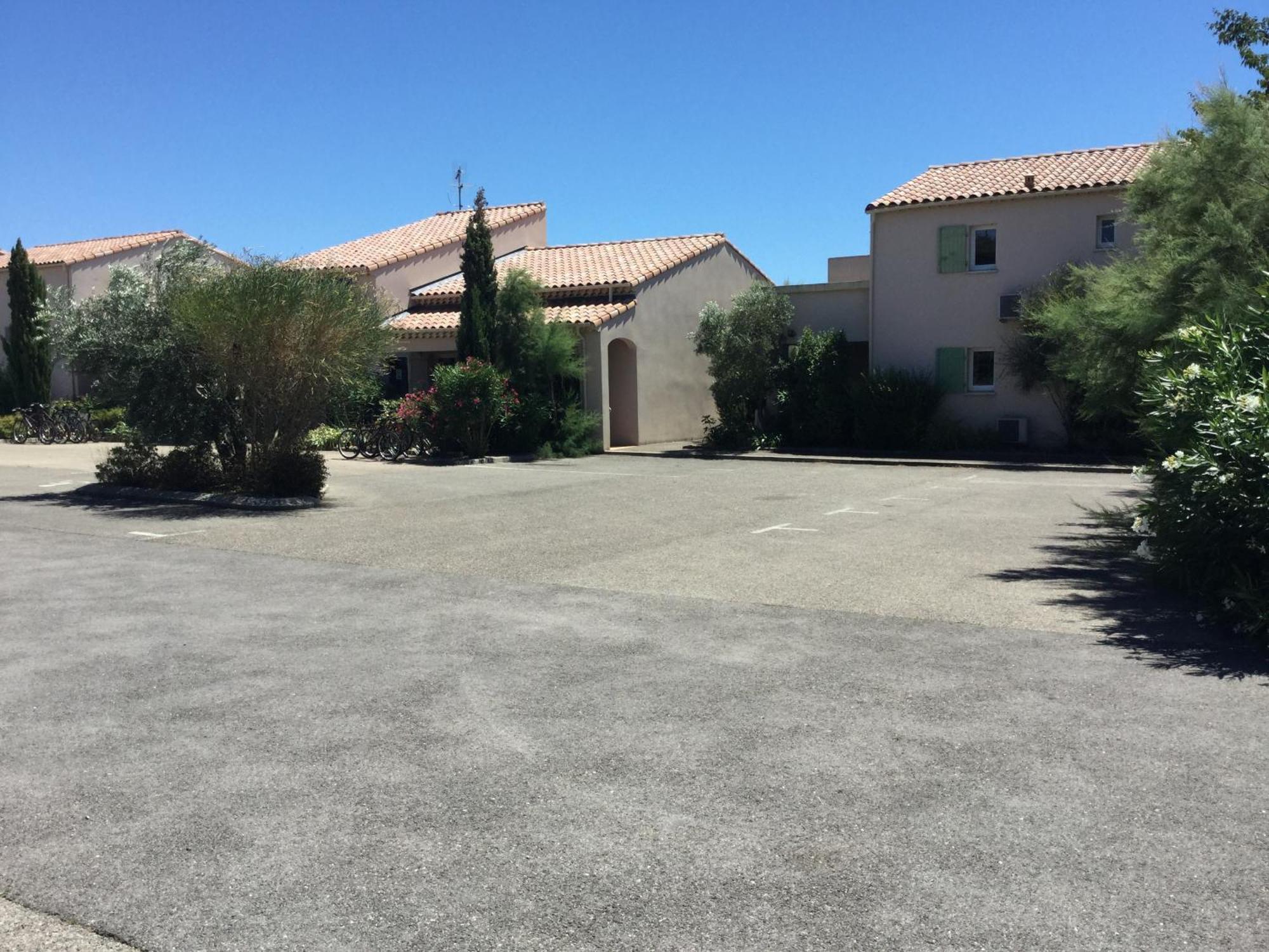 Gîte de charme entièrement rénové avec piscine collective dans Résidence Vacances en plein cœur des Alpilles, dans le village de Mouriès, à deux pas des commerces. LS1-362 ESTIAVO Esterno foto