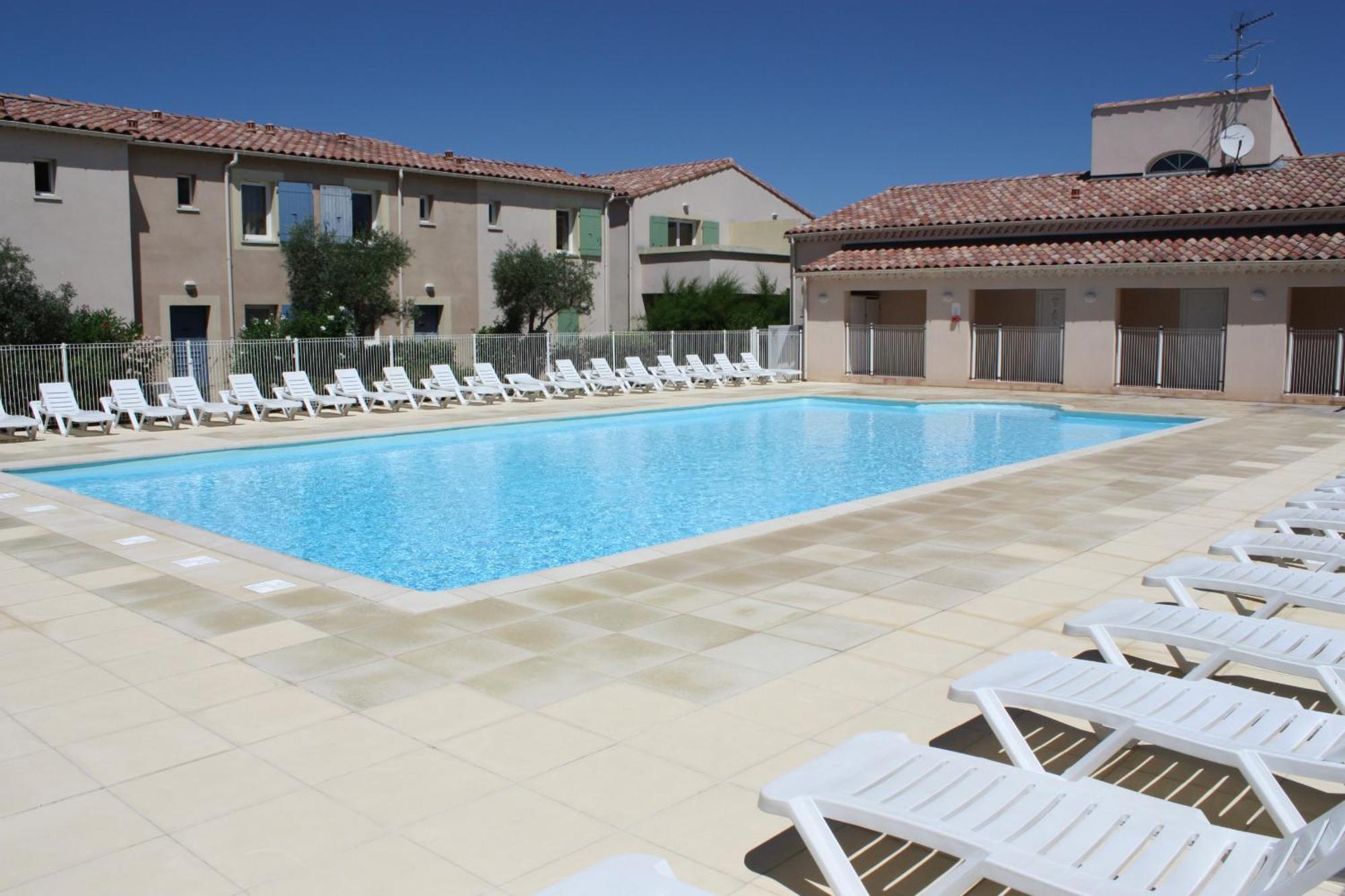 Gîte de charme entièrement rénové avec piscine collective dans Résidence Vacances en plein cœur des Alpilles, dans le village de Mouriès, à deux pas des commerces. LS1-362 ESTIAVO Esterno foto